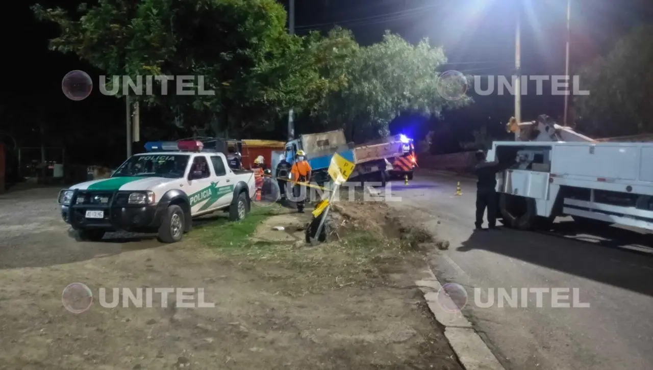 Accidente en Cochabamba: chofer de camión muere al chocar contra un poste
