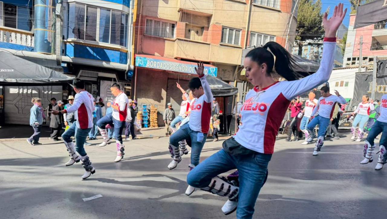 El centro paceño vibra al ritmo de la preentrada del Gran Poder 2026