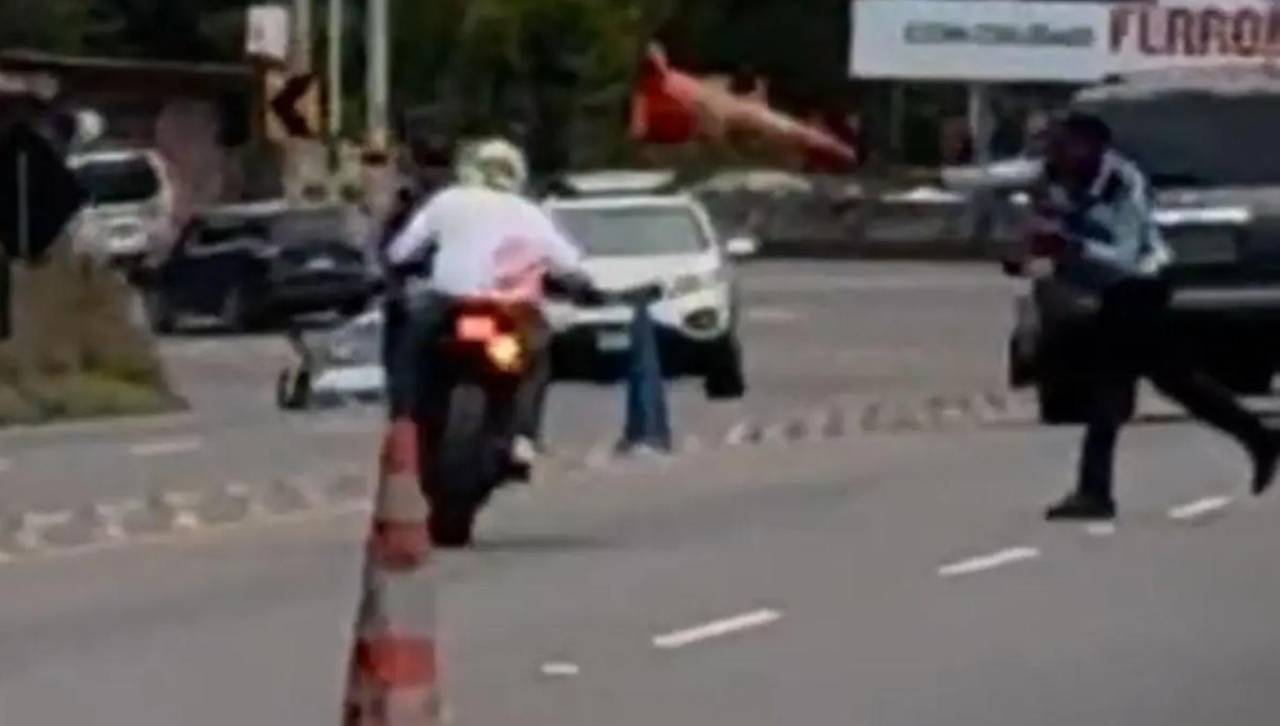 Video: Policía lanza cono y derriba a motociclista que evadía el control en un retén