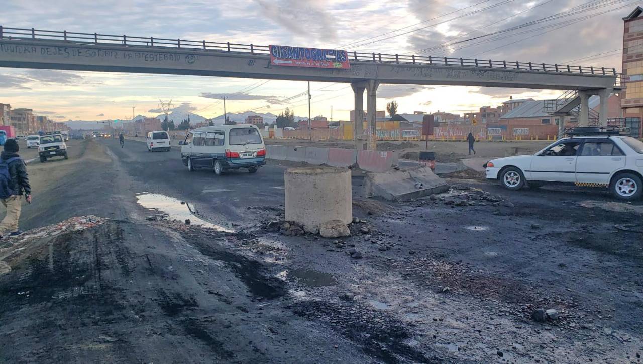 Sin enfrentamientos, maquinaria va despejando la vía La Paz – Oruro y no hay presencia de bloqueadores
