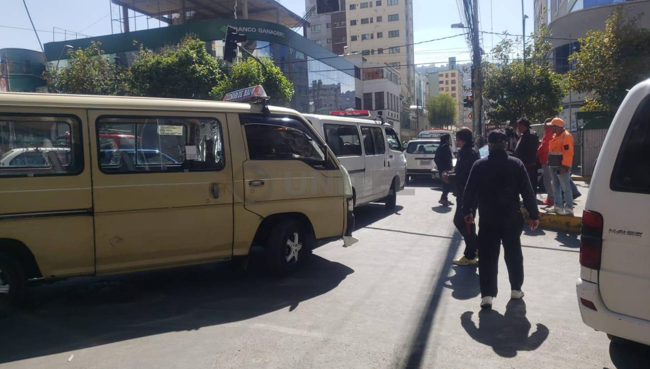 Siguen las largas filas en surtidores por combustible en el eje central; en La Paz hay tensión entre choferes