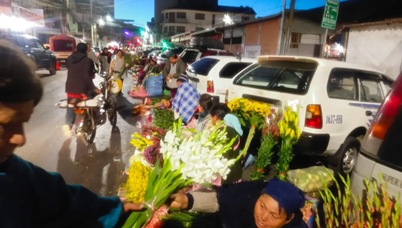 El 27 de mayo “no será de alegría, sino de tristeza”, señalan floricultores de Cochabamba por los bloqueos
