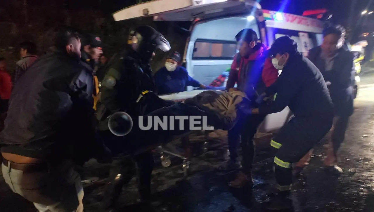 La tragedia en la autopista de La Paz sucedió cerca de la “curva del diablo”; hay cuatro muertos, el minibús fue aplastado 