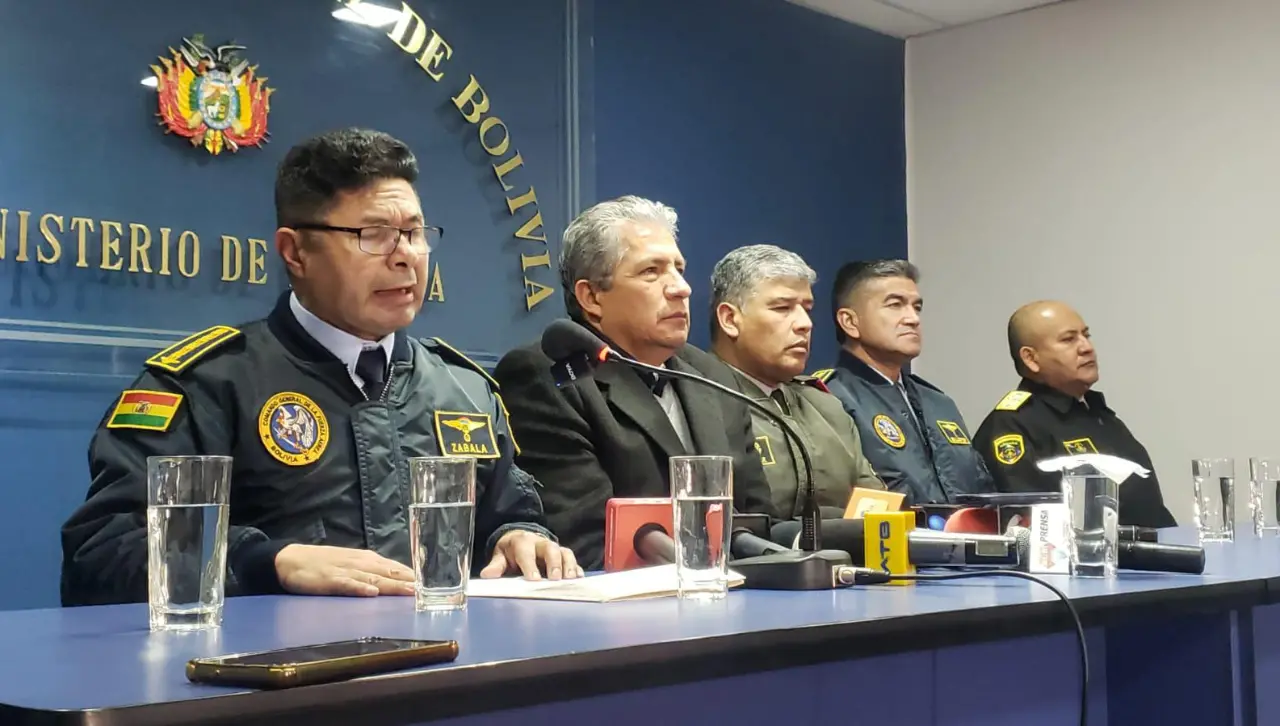 Alto Mando Militar niega división de las Fuerzas Armadas y dice que hará respetar la Constitución
