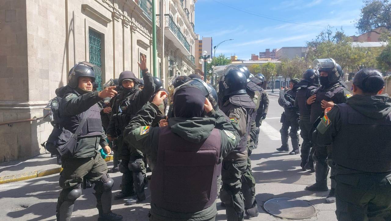 Policía y FFAA refuerzan el anillo de seguridad en plaza Murillo ante las marchas; evacúan el Legislativo y el Ministerio de Trabajo