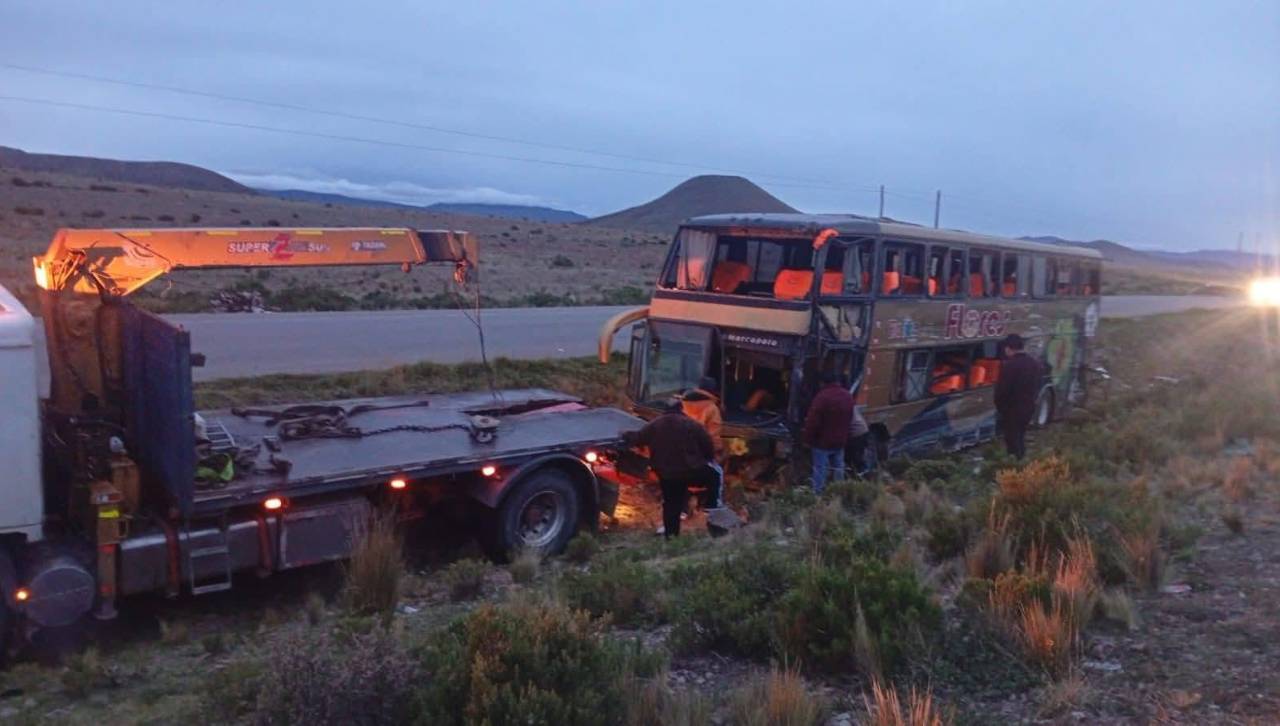 Flota con pasajeros vuelca en la zona de Caracollo y deja personas heridas