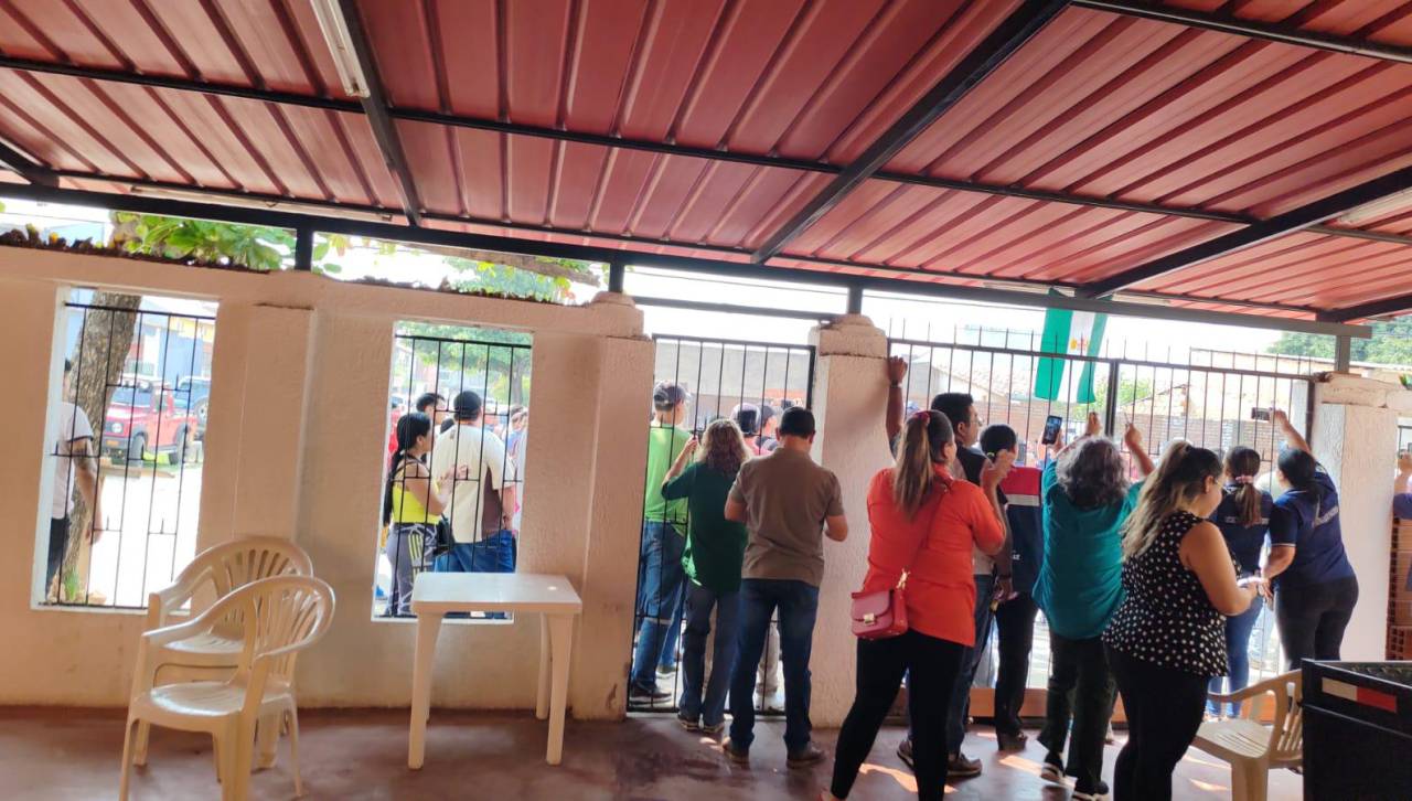 Tensión en un ampliado de trabajadores cruceños de salud, un grupo pide elecciones de la dirigencia y otro gestiona la continuidad