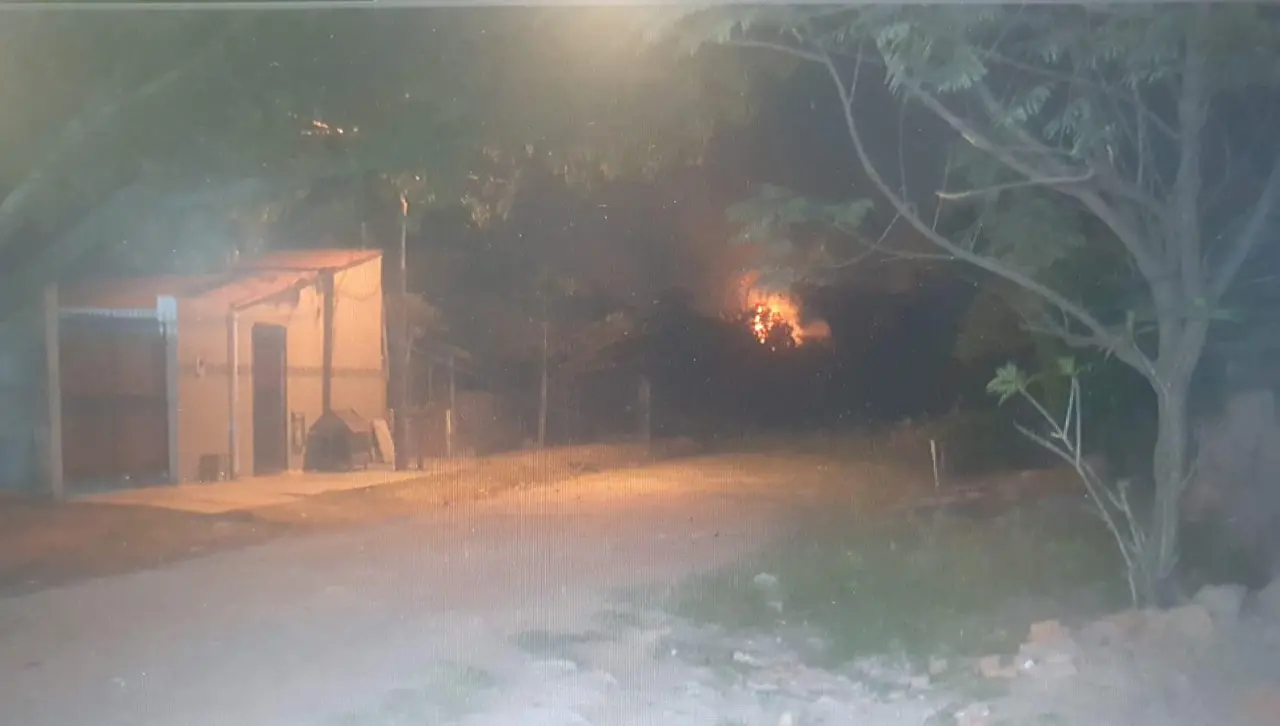 Incendio en una propiedad amenazó a casas próximas por la zona del Cambódromo