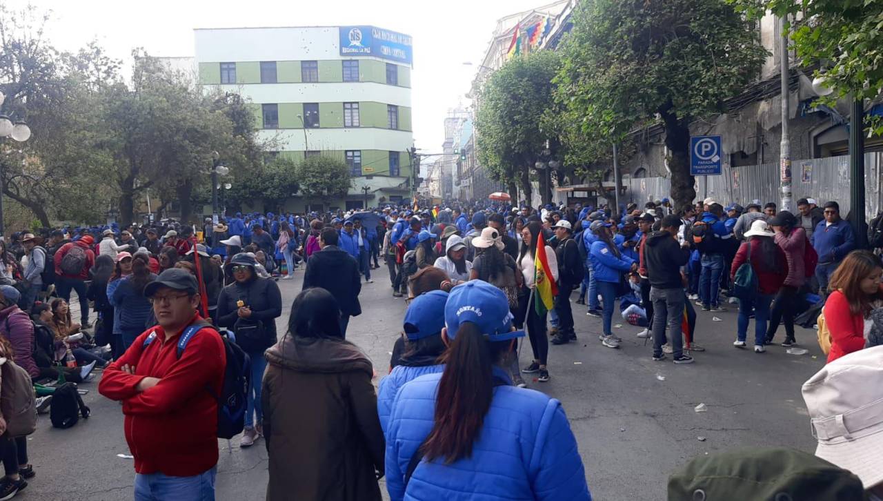 Tras los golpes entre arcistas y evistas, la COB instala vigilia en la plaza Murillo exigiendo a la ALP aprobar créditos