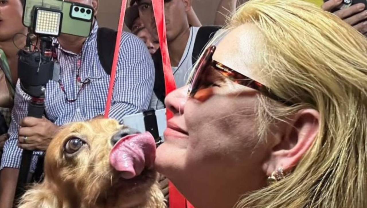 Un reencuentro feliz: Jeanine Añez vuelve a abrazar a su perrito Reinaldo tras casi cinco años