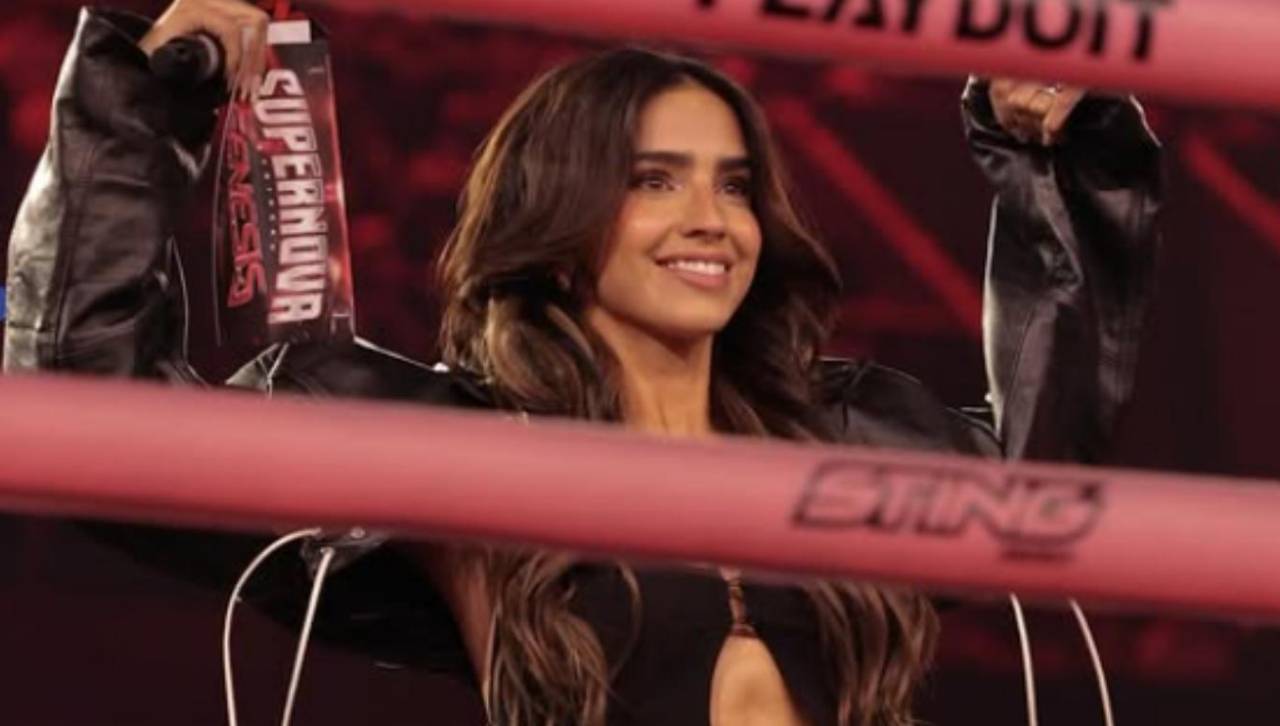 Bárbara de Regil confunde a un ícono del ring con John Lennon y desata risas en pleno evento