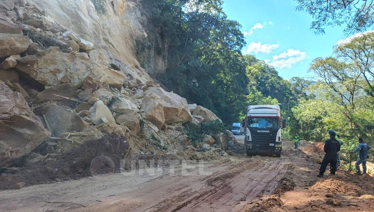 Tras derrumbes, ABC anuncia rehabilitación del tránsito en la carretera antigua Santa Cruz - Cochabamba