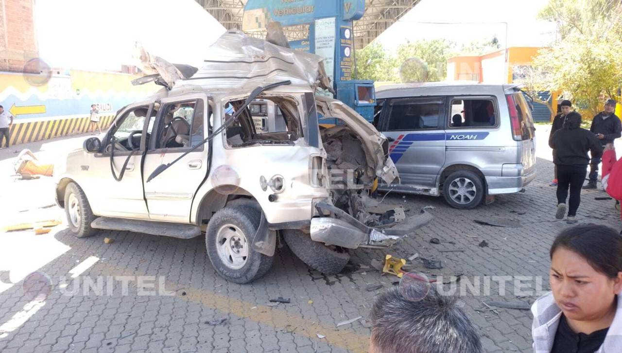 Reportan explosión de un vehículo que estaba cargando gas en un surtidor de Cochabamba 