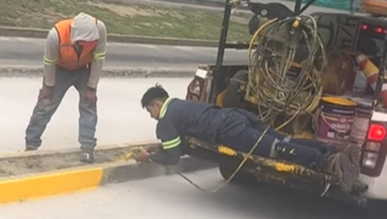 Video: El insólito método de un pintor municipal que sorprende en redes sociales 