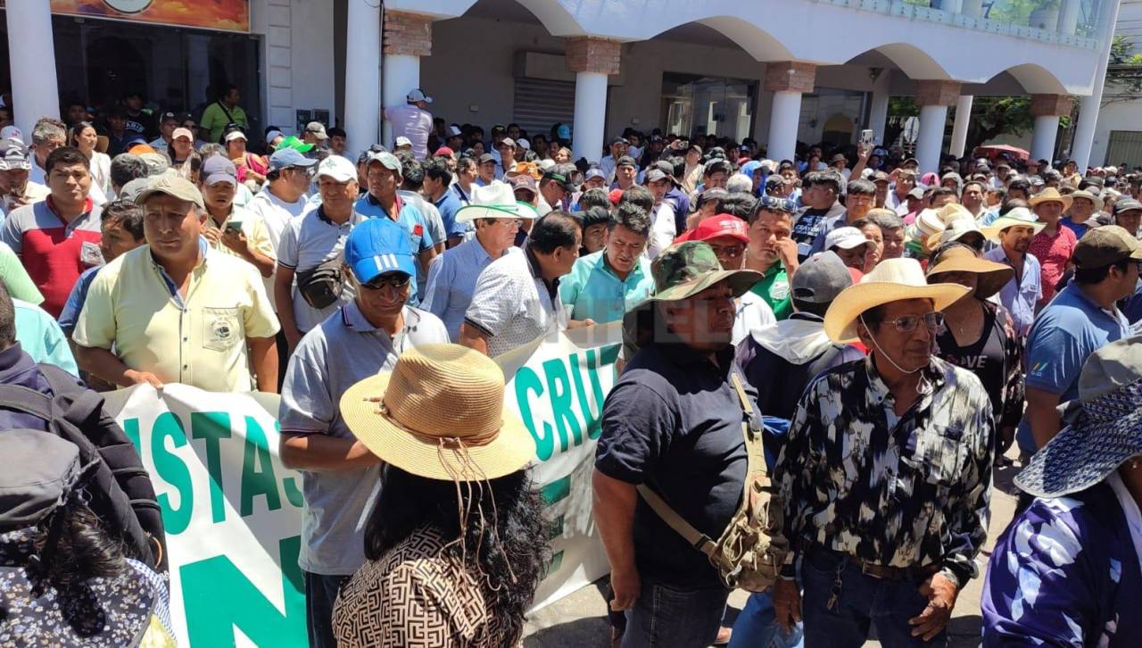 Micreros irrumpen en el Concejo municipal cruceño y se producen forcejeos con gendarmes