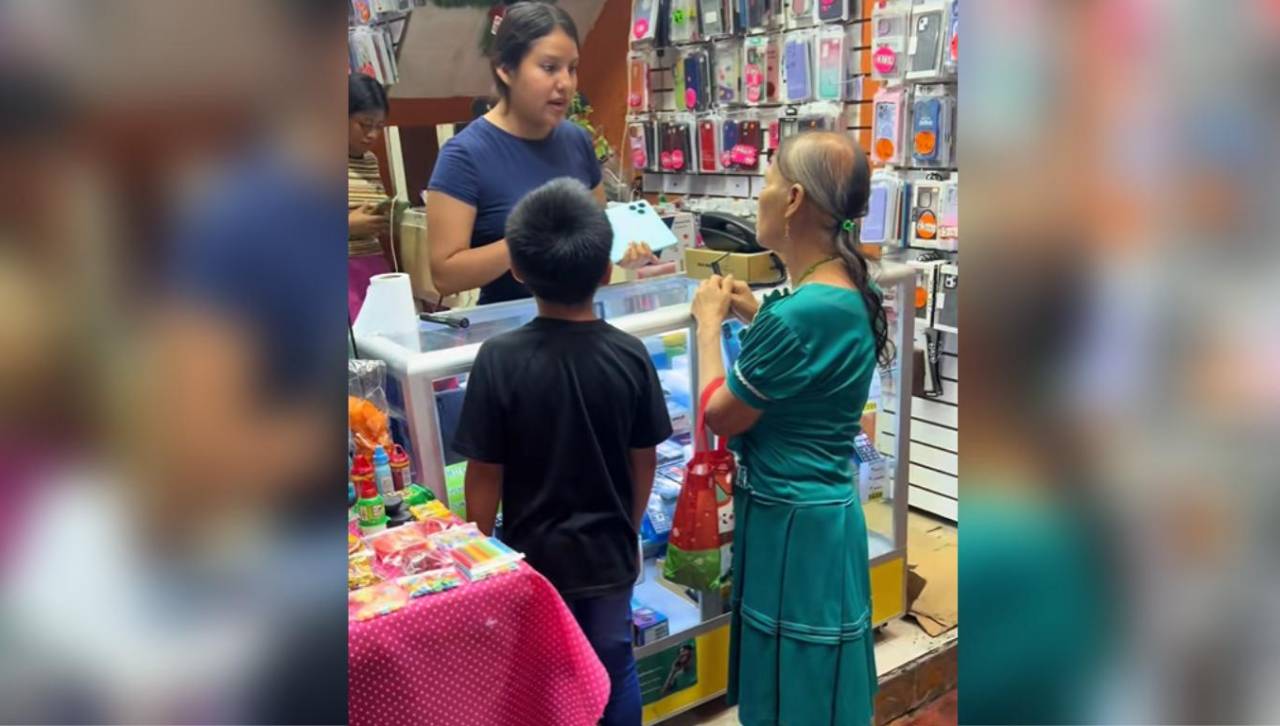 Abuela conmueve en redes al comprar tablet para su nieto abandonado