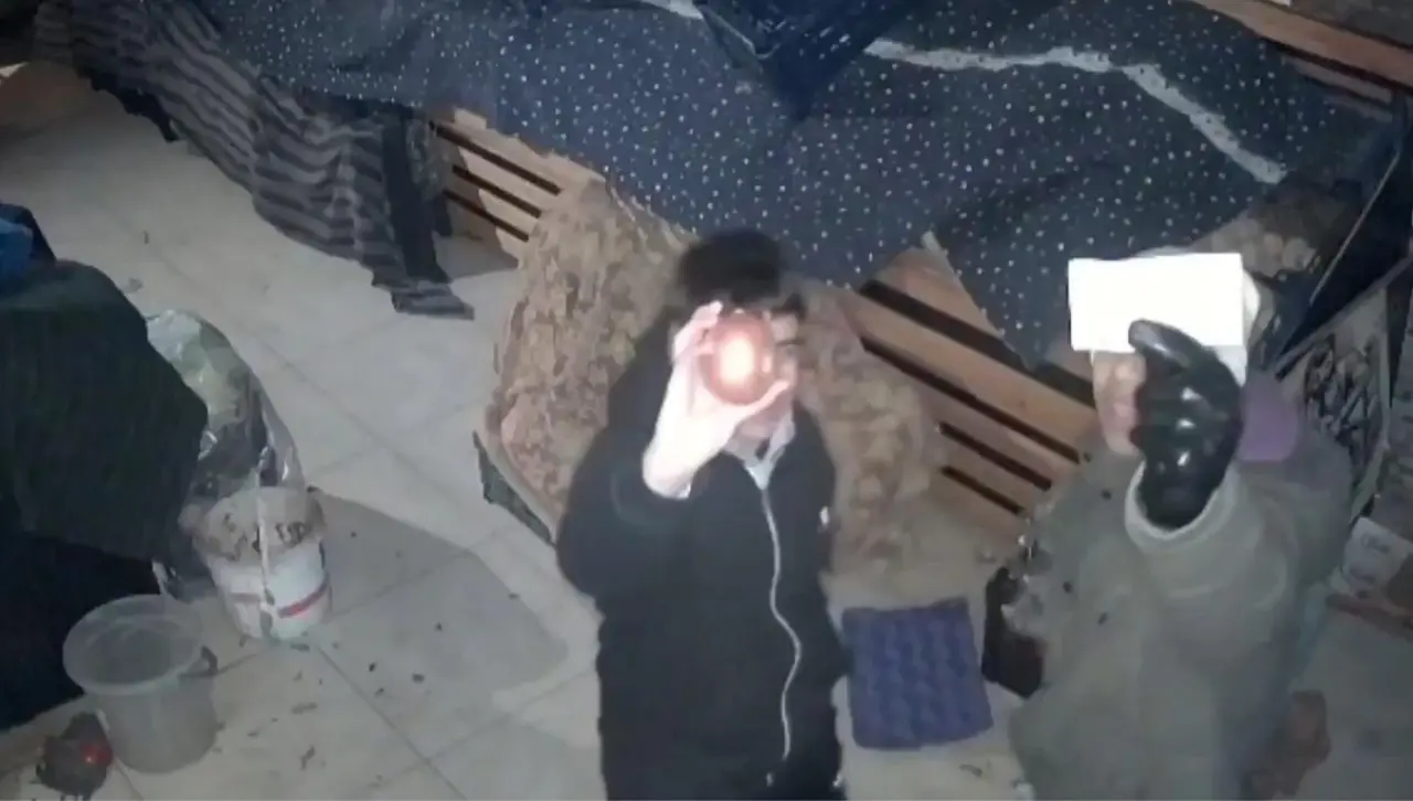 Video: Adolescentes toman cebollas de un puesto cerrado y dejan el dinero 