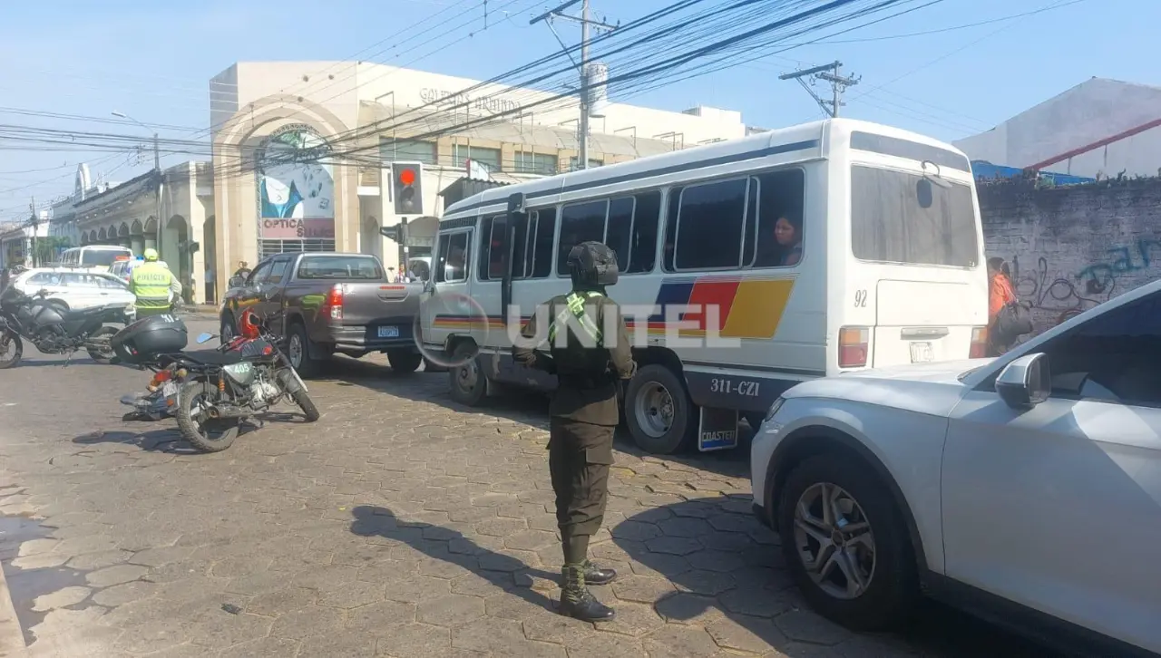 Mujer muere arrollada por un micro y su cuerpo queda desmembrado en medio de la vía en el centro cruceño