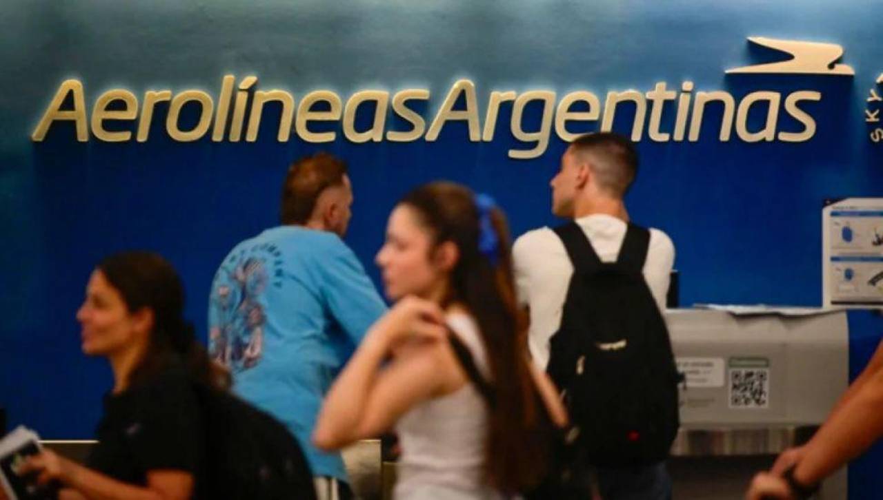Trabajadores estatales argentinos de la aviación civil posponen huelga en 27 aeropuertos