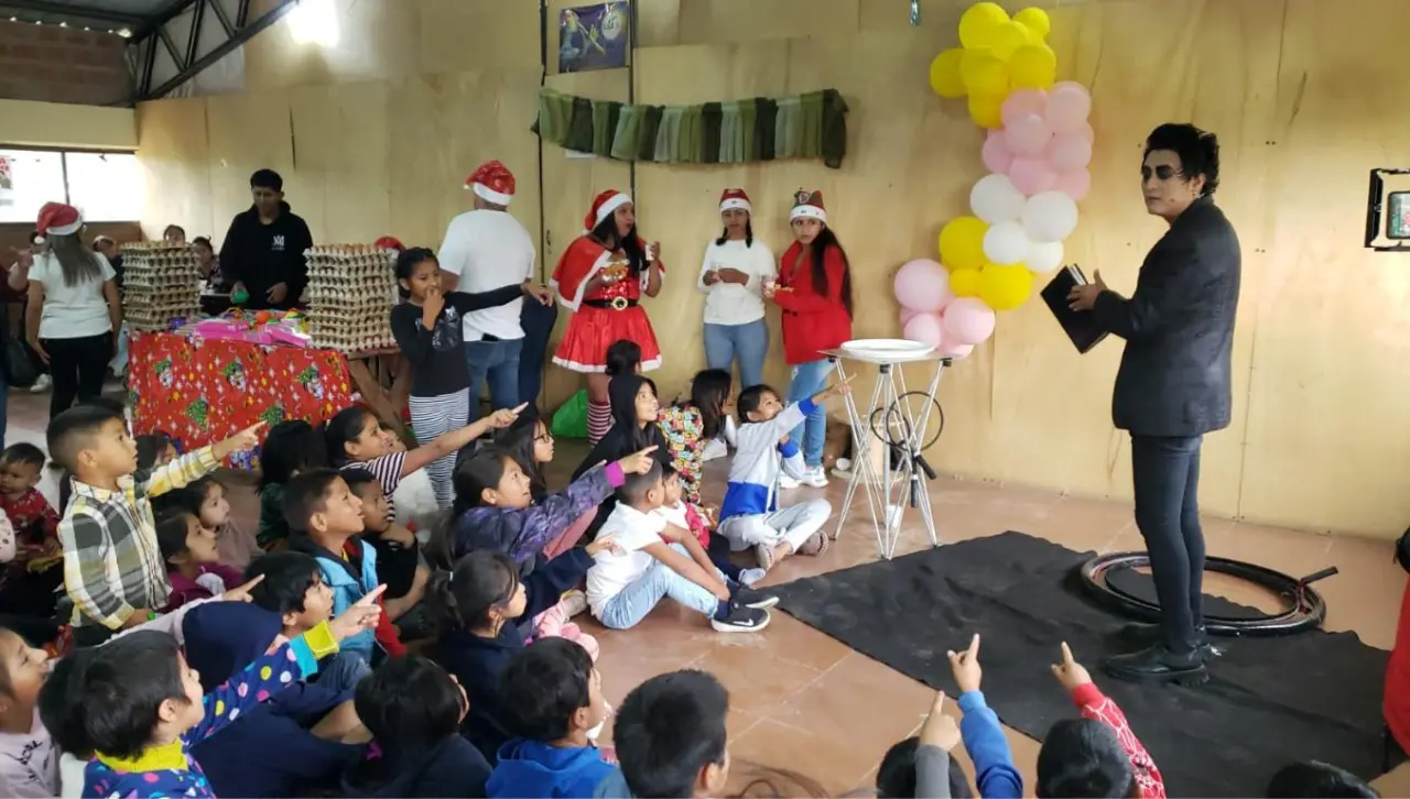 ¡Hoy es Nochebuena! La Revista agasaja a niños con una chocolatada navideña 