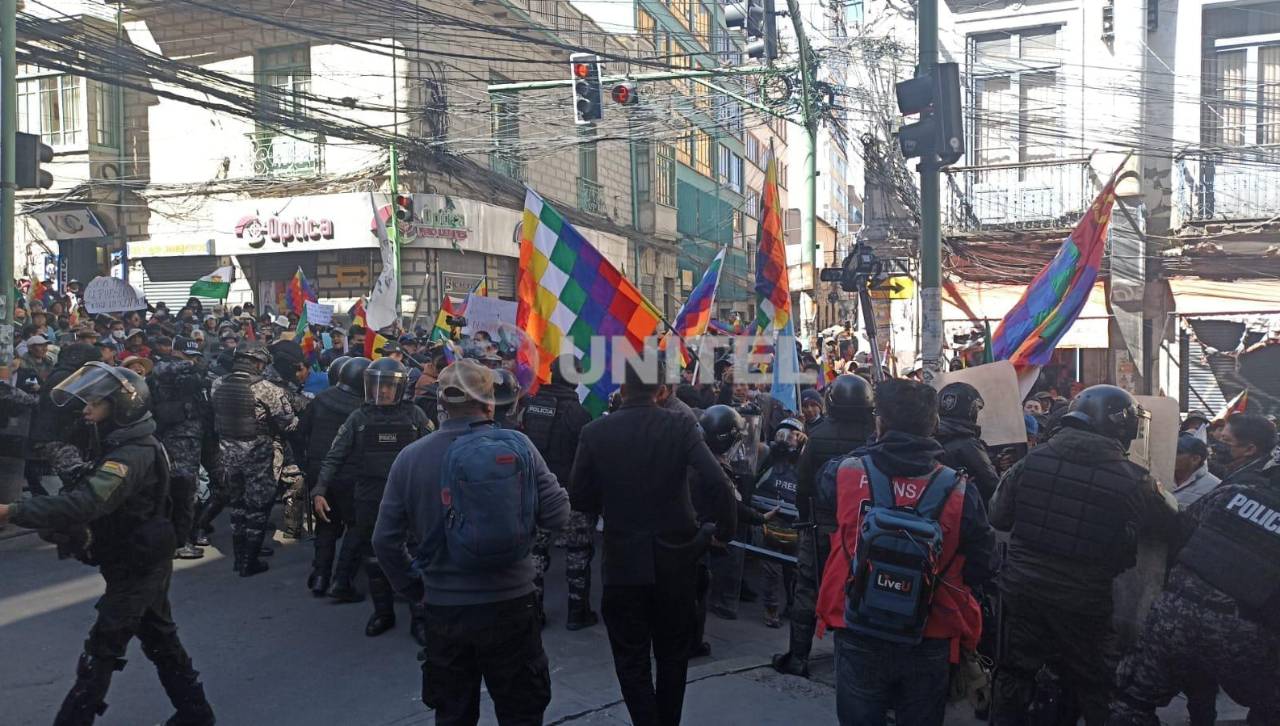 Policía gasifica a la marcha evista que intenta llegar a la plaza Murillo