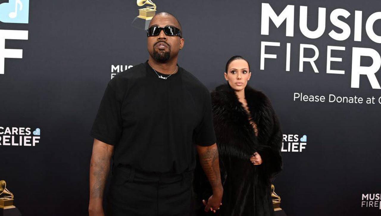 Video: Bianca Censori, esposa de Kanye West, sorprende en los Grammy al posar casi desnuda