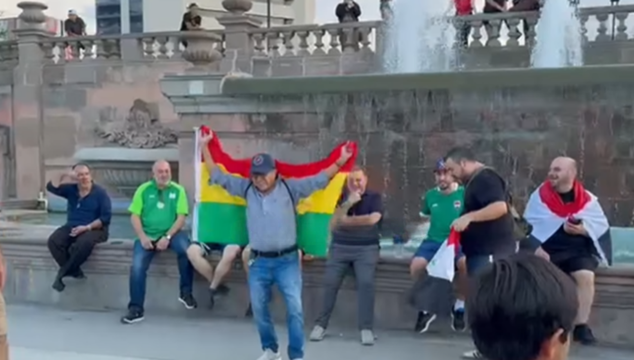 ¡Vibrante! Boliviano flamea la tricolor en medio de hinchas de Irak 
