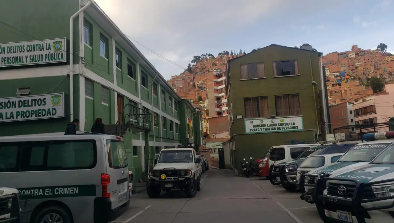 Mujer denuncia violación grupal y retención durante dos días en una casa en La Paz, reporta la Policía 