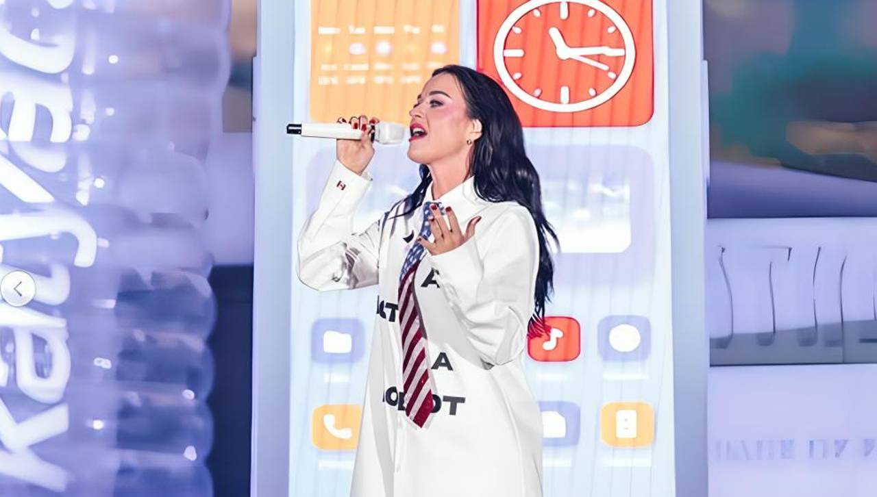 ¡Icónica! Katy Perry desata la euforia al “rodar” sobre el público 