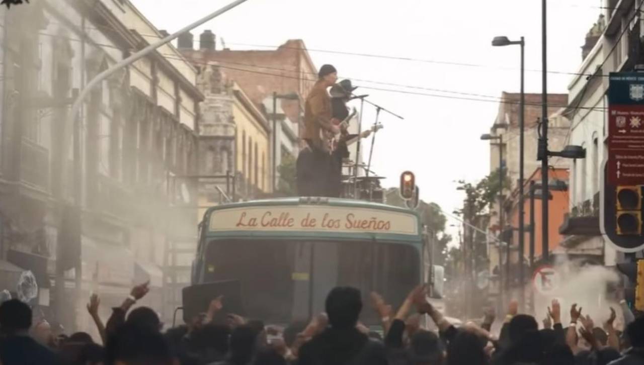 Banda U2 reúne a cientos de fans en una plaza de México para grabar un videoclip