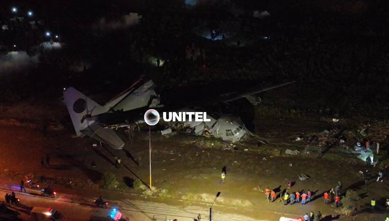 Seis tripulantes sobrevivieron al accidente y están heridos, buscan a otros dos, señala la FAB