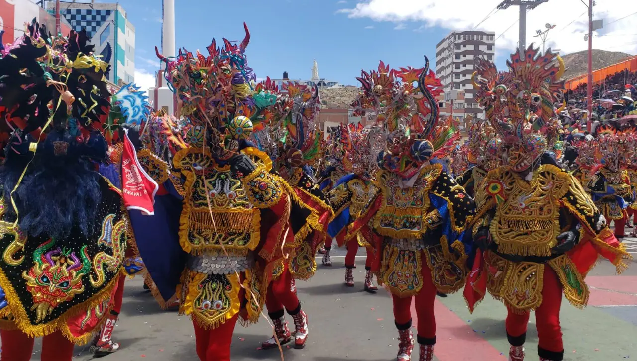 Oruro sigue maravillando al mundo: Las danzas bolivianas brillan en el Domingo de Carnaval