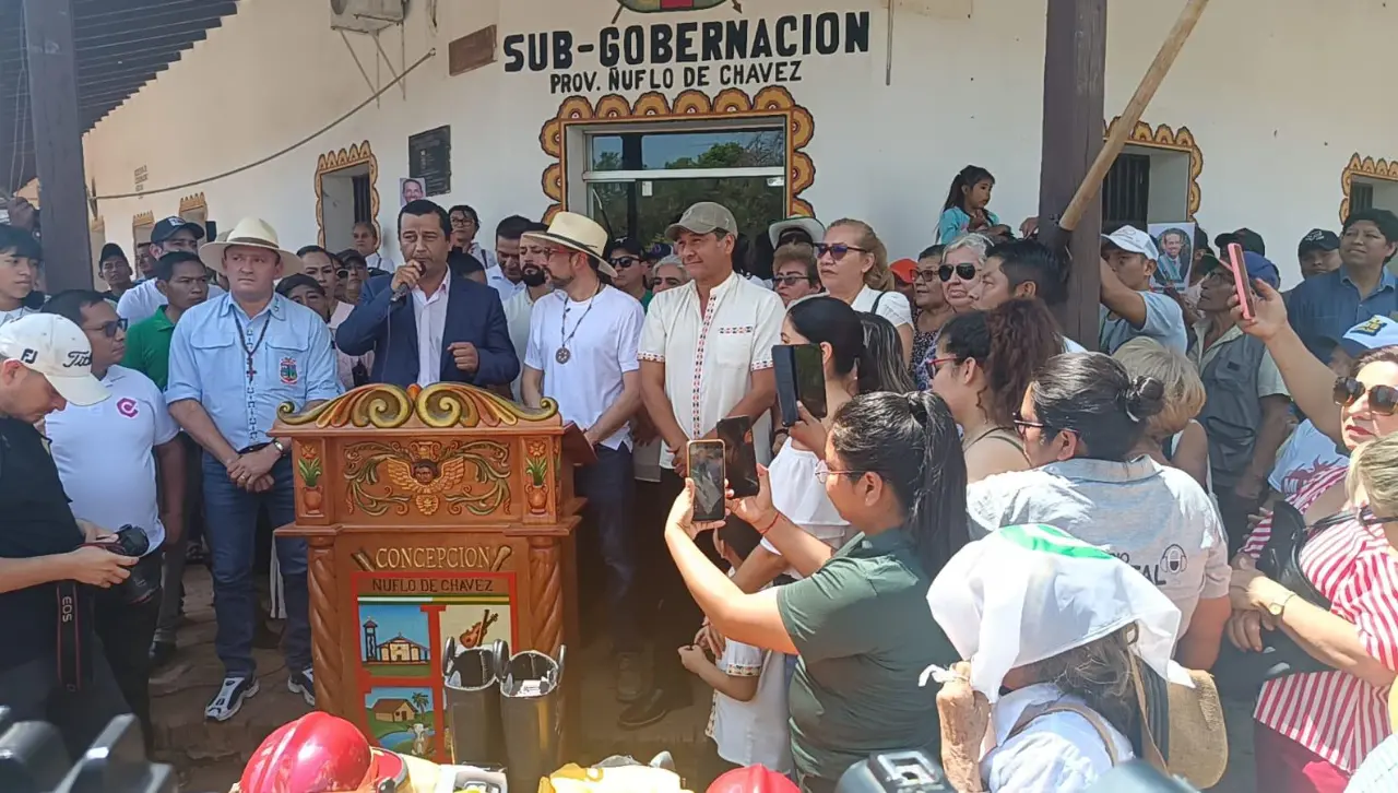 Con equipos para bomberos y donaciones, Camacho recorre zonas con incendios en la Chiquitanía 
