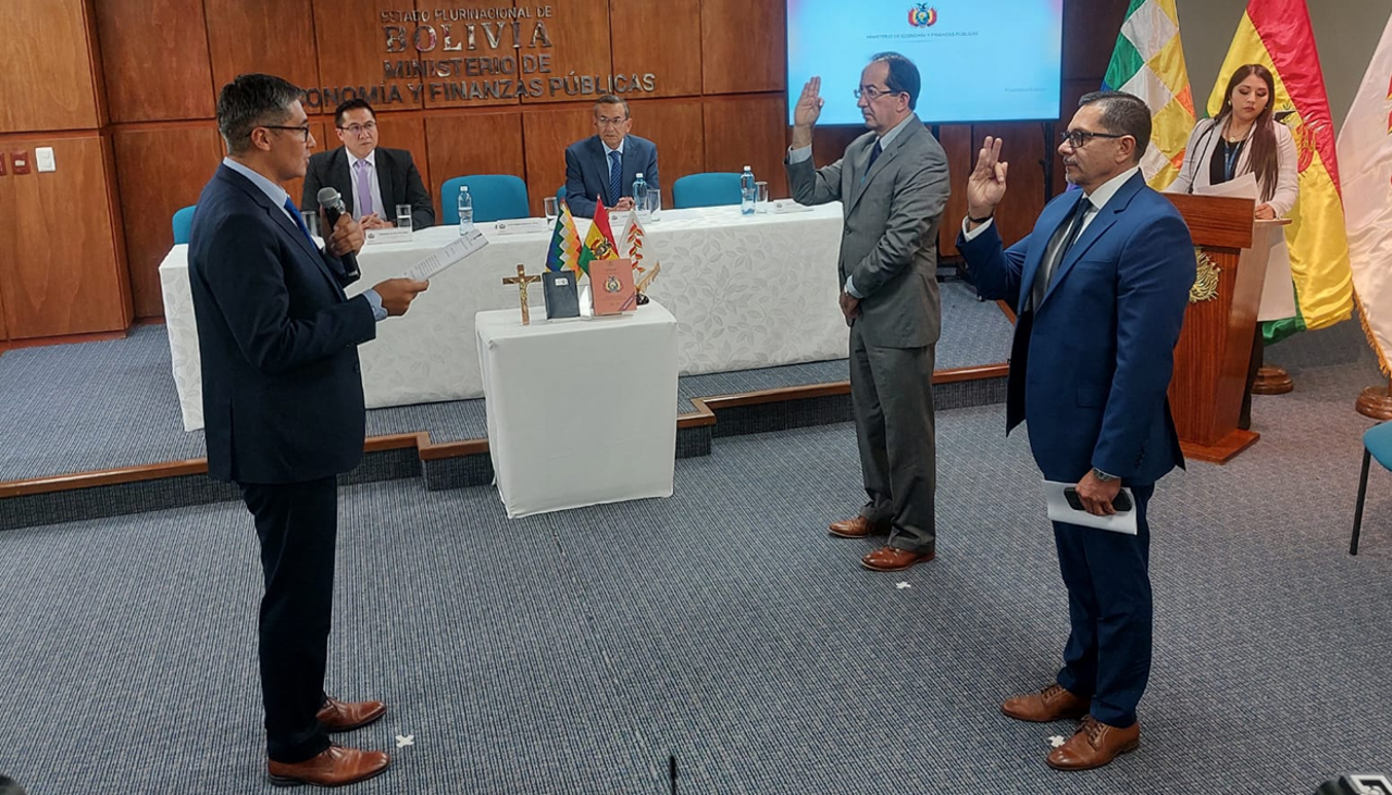Ministro de Economía posesiona a los máximos ejecutivos de Impuestos y la Aduana Nacional