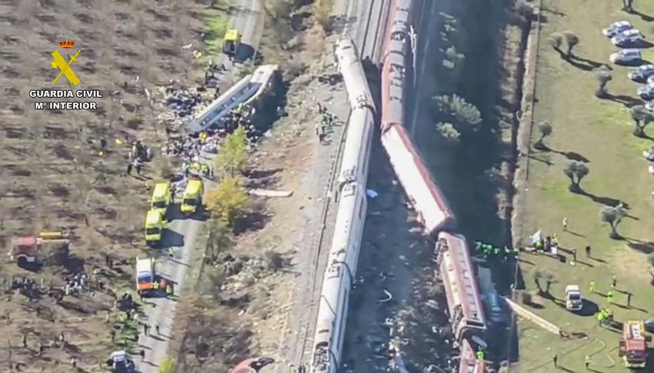 Sube a al menos 64 la cifra de muertos en el accidente de tren en España, según autoridades locales