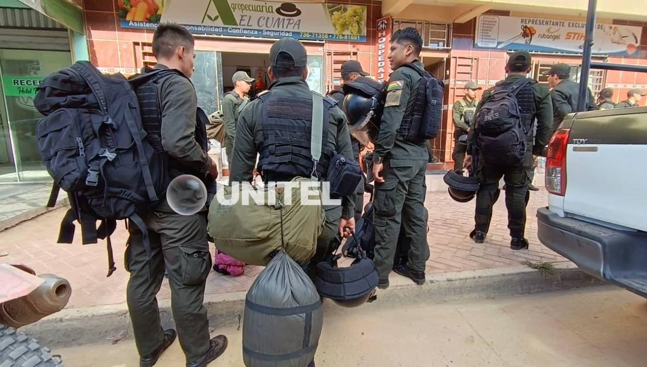 Contingente policial llega a Saipina, donde productores forzaron el cierre de válvulas de la planta de Oconi de YPFB