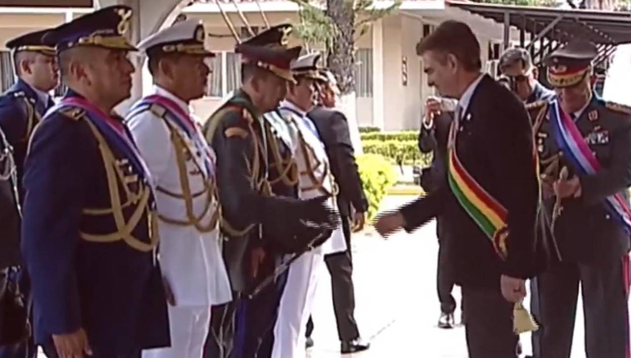 Paz participa de aniversario de Colmilav en Santa Cruz 