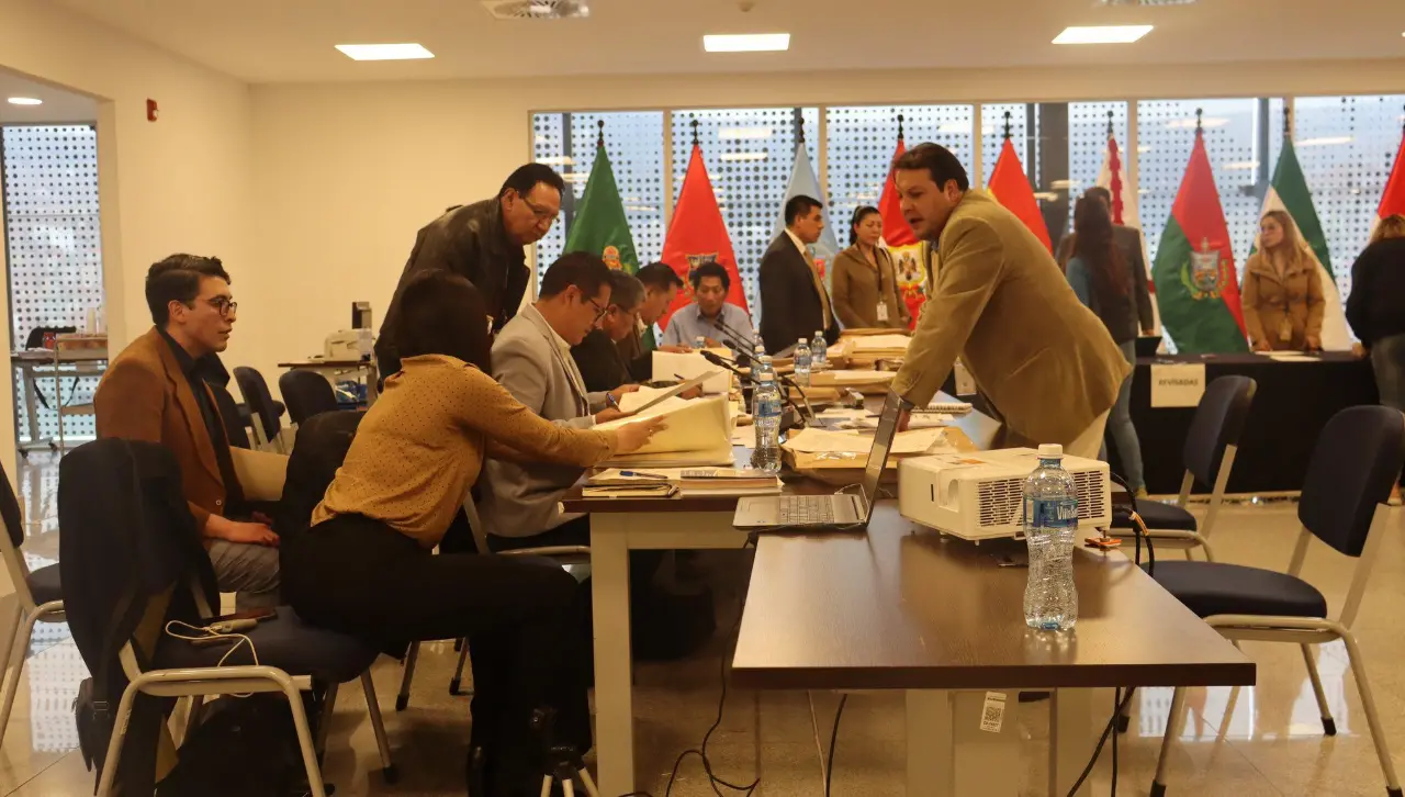 Postulantes a vocales del TSE: Algunos presentaron “títulos falsificados”, dice diputado de comisión que revisa documentos