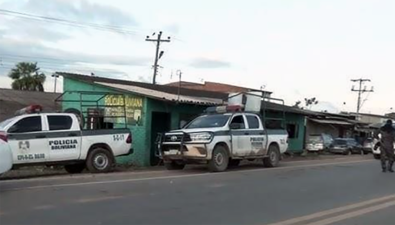 Aprehenden a tres policías acusados de reportar solo la mitad de la droga hallada en un bus en Puerto Pailas