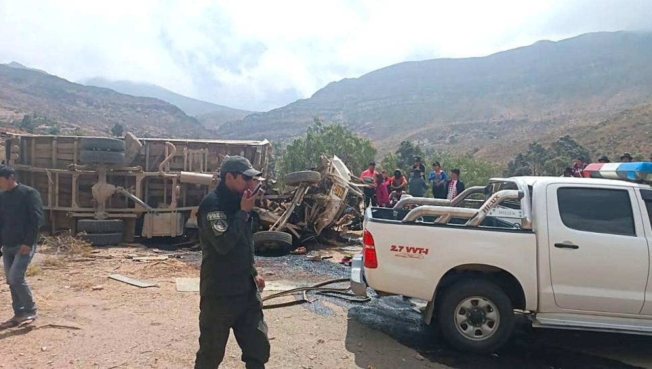 Camión cae en un barranco de 70 metros; fallecen un maestro y tres estudiantes 