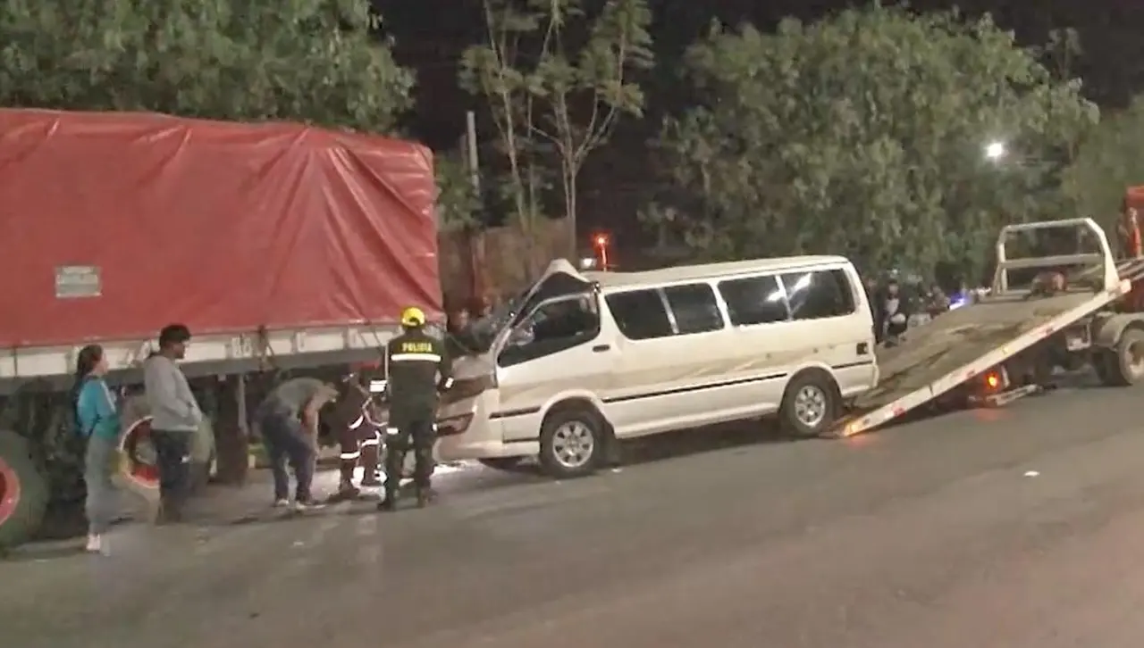 Dos heridos tras el choque de un minibús contra la parte trasera de un camión que hacía fila por combustible