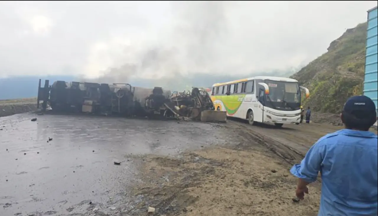 Policía confirma que chofer de cisterna murió carbonizado en el accidente de El Sillar