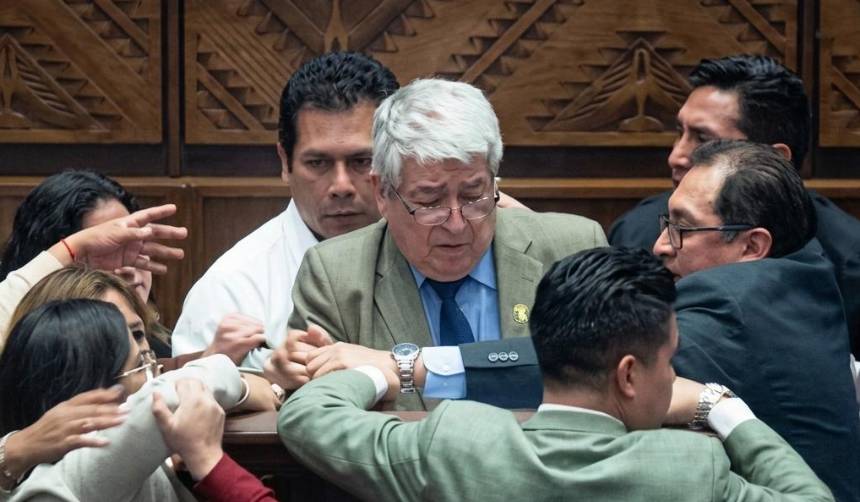 En medio de gritos y empujones, Roberto Castro es reelegido presidente de la Cámara de Diputados