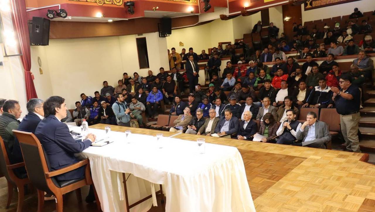 En busca de una solución, la comisión del Gobierno y los choferes dialogan “por tiempo y materia” en medio del bloqueo