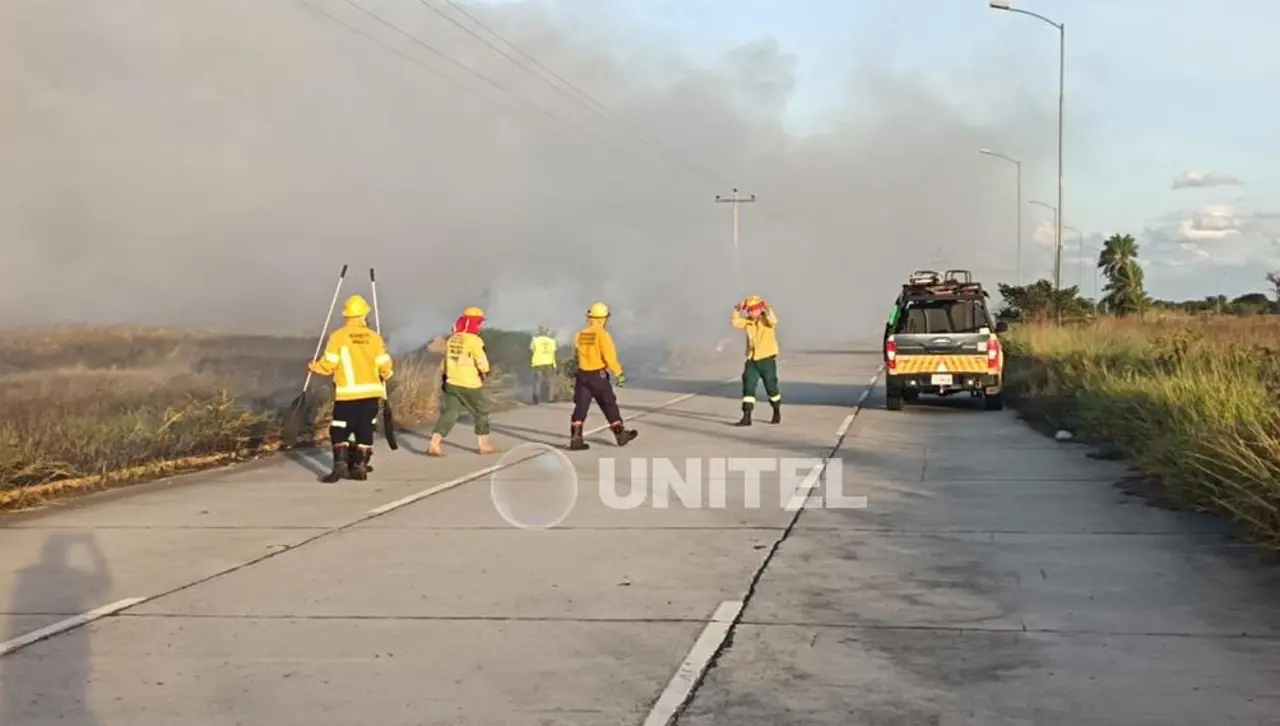 Reportan incendio en la zona de Viru Viru y el viento amenaza la labor de los bomberos