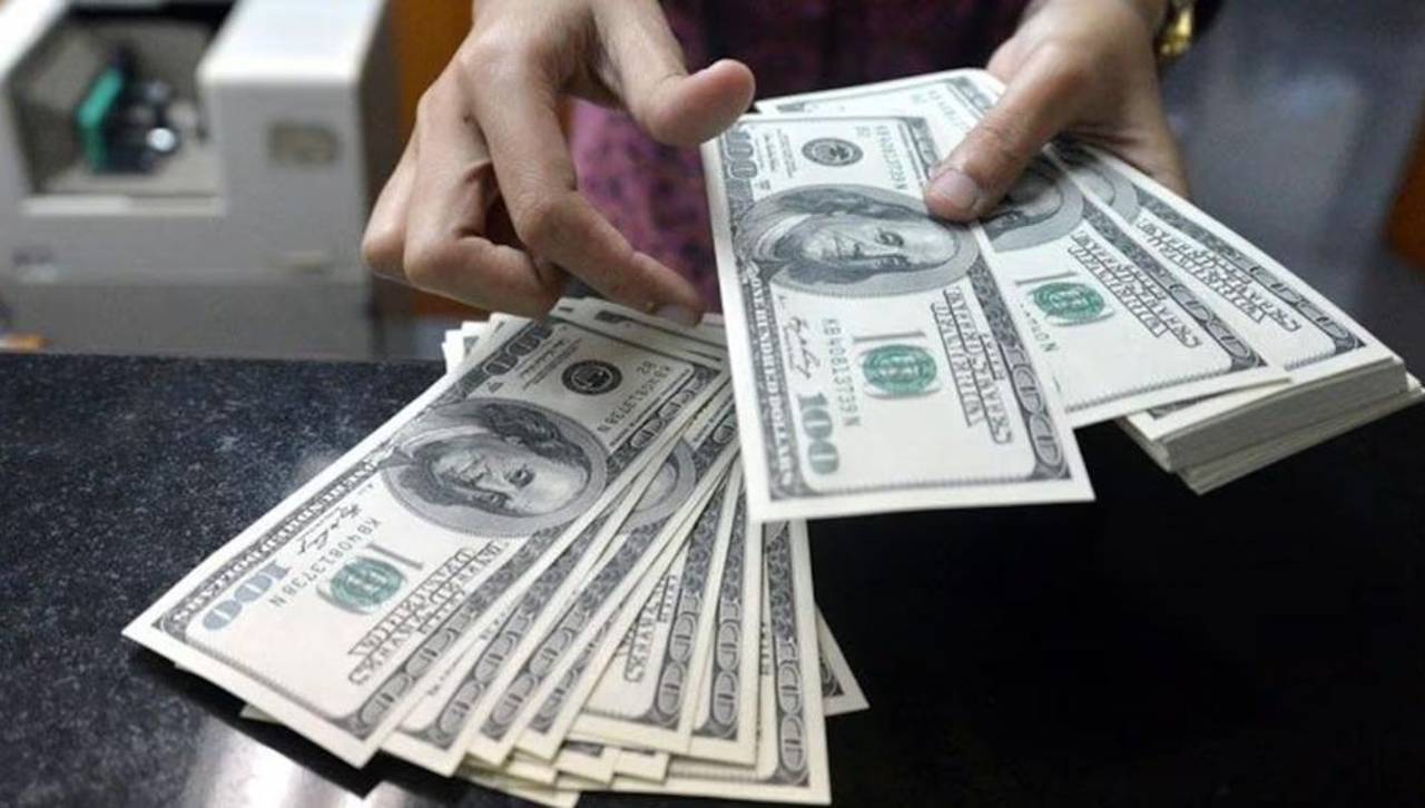 “Una cosa es tener un tipo de cambio flexible y otra dejar al dólar subir por las escaleras”, advierte economista