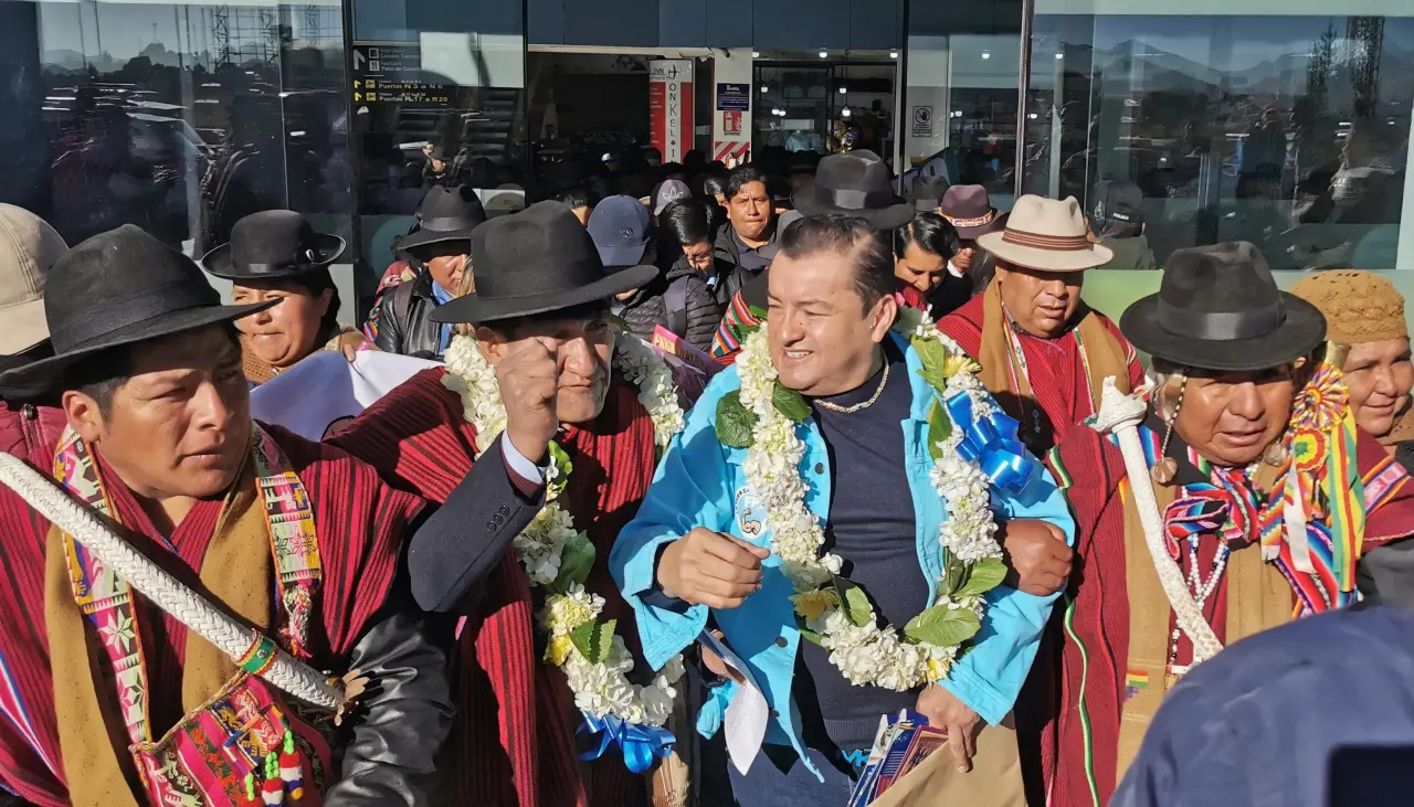 Jhonny llega a El Alto, reitera que puede bajar su candidatura y dice que tiene reuniones con sectores movilizados