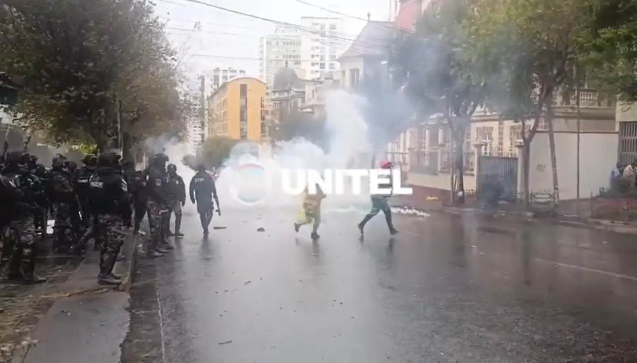 Policía gasifica a maestros en puertas del Ministerio de Educación en La Paz