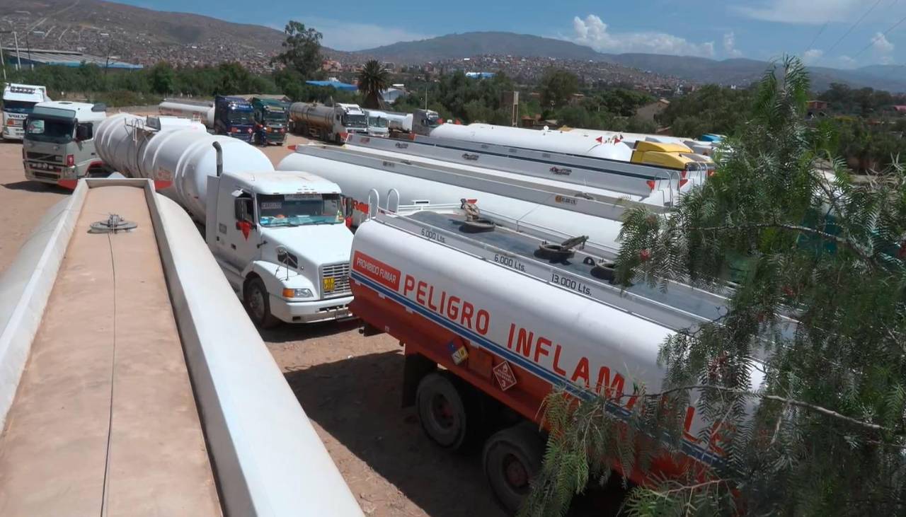 Cisterneros denuncian que están varados desde hace dos semanas en puertas de la refinería de Valle Hermoso