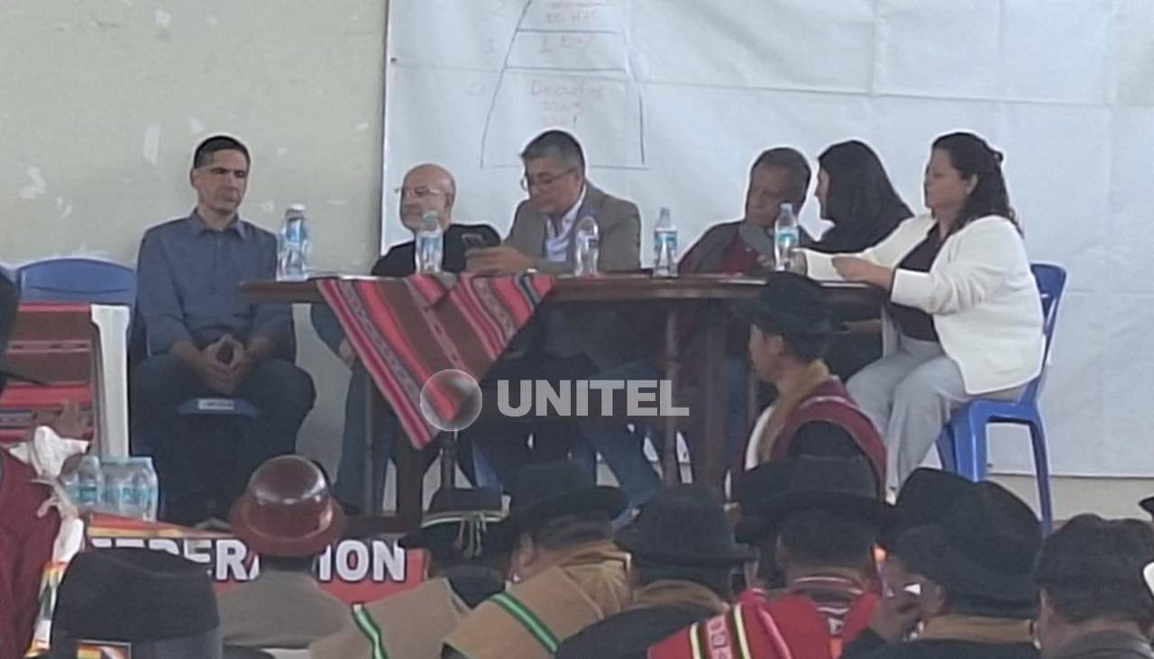 Ministros reinstalan diálogo con el COB por el decreto 5503 en El Alto